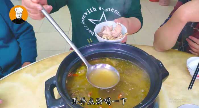 老母鸡汤这样煲才好喝，食材简单，原汁原味，一口气能喝三大碗